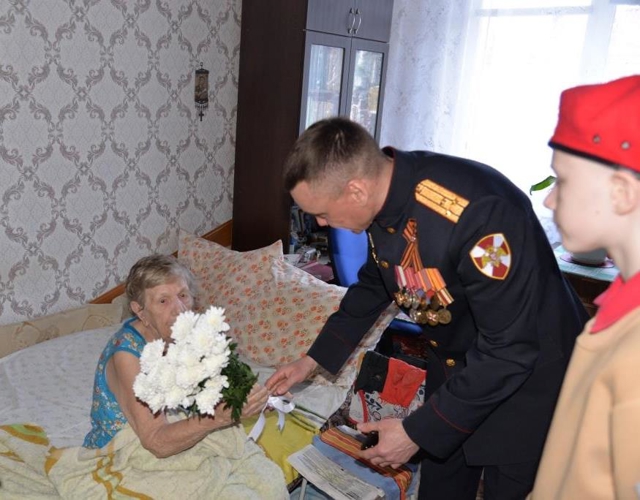 Росгвардия совместно с учащимися школы Ханты-Мансийска поздравила ветеранов с Днём Победы