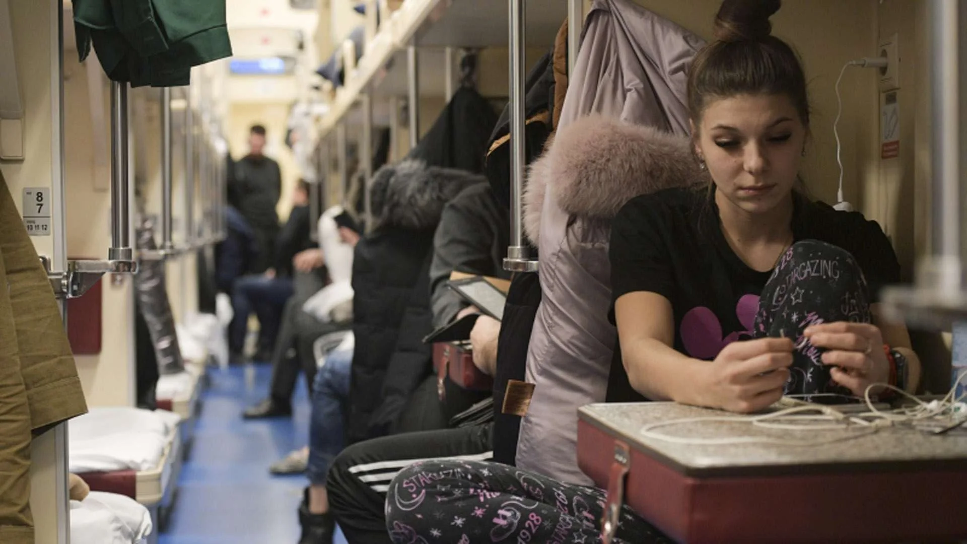 Пассажиры россия отзывы. Одежда в поезд. Одежда для путешествия в поезде. Одежда для поезда женская. Удобная одежда в поезд.