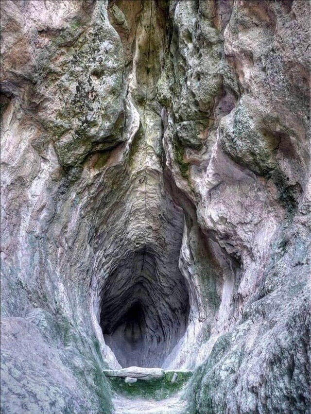 Пещера Утроба, в Родопах, Болгария. Вырезано вручную более 3000 лет назад
