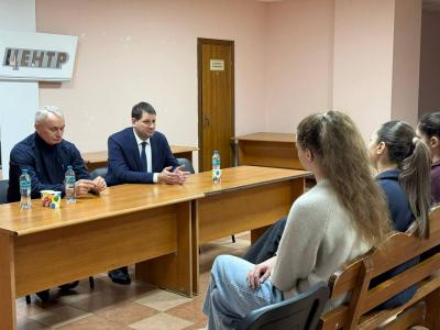 И.о. министра спорта Александр Абросимов встретился с волейболистками саратовского клуба 