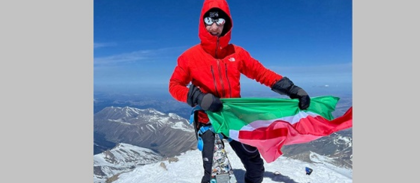 Глава Минцифры РТ Айрат Хайруллин поднял флаг Татарстана на вершину Эльбруса
