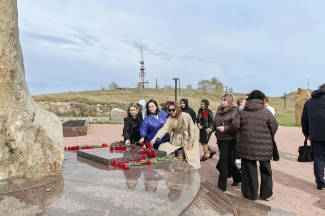 Сотрудники Управления Минюста России по Республике Хакасия посетили Мемориальный комплекс на горе Самохвал, посвященный памяти погибших при защите Отечества
