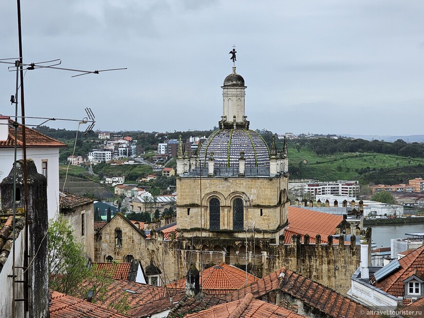 Башня-фонарь добавлена к зданию собора в первой четверти 18-го века.