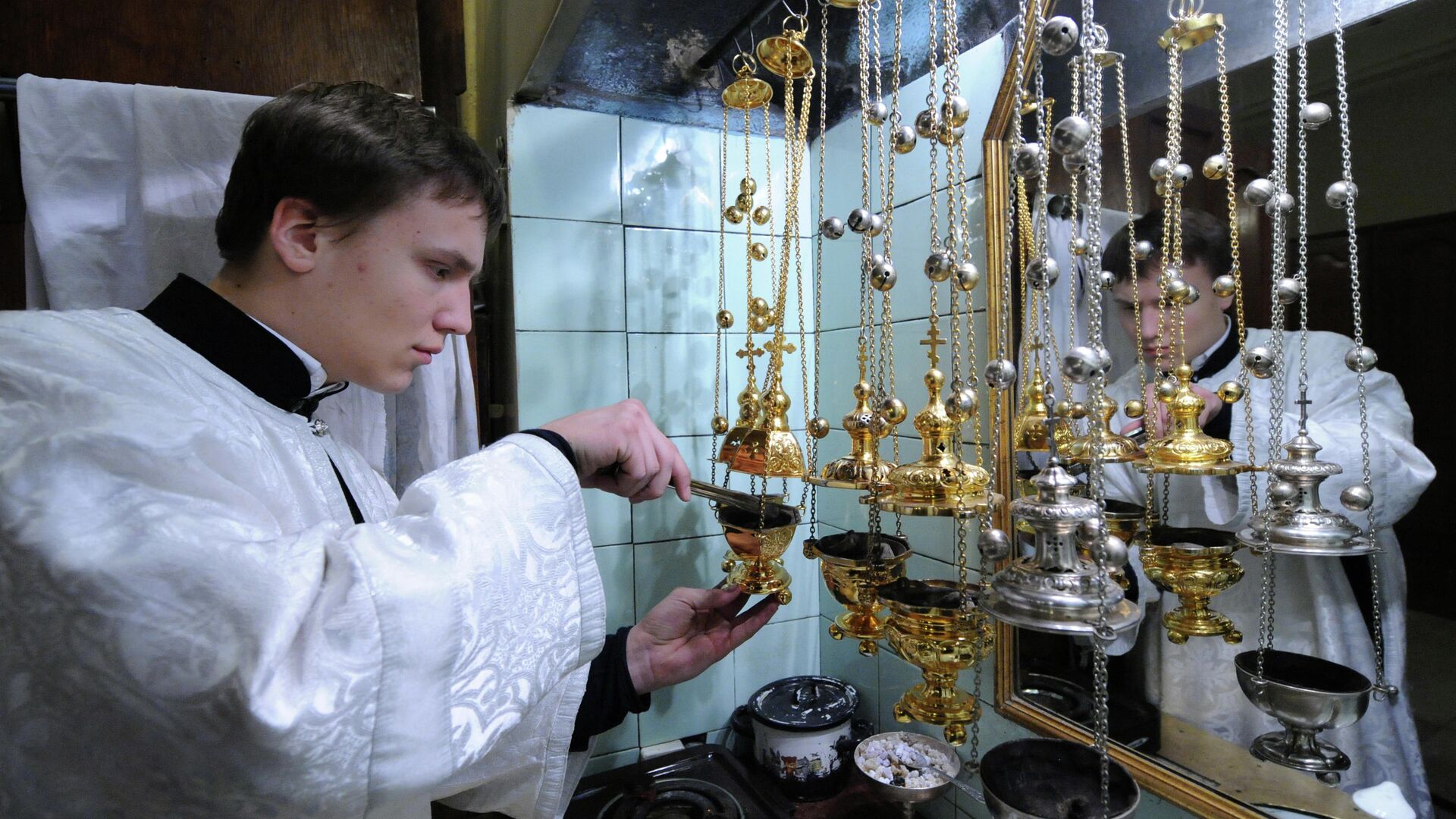 Кадило в храме фимиам