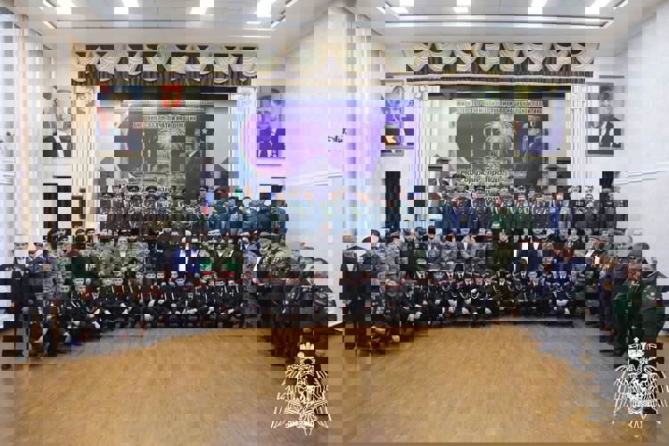 В Грозном сотрудникам Росгвардии вручили благодарственные письма МинНацИнформа 