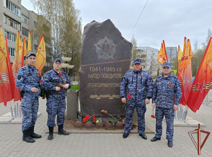 Росгвардейцы Северо-Западного округа благоустроили братские захоронения советских воинов