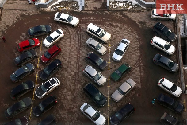 Жители Усинска просят сделать парковку возле больницы