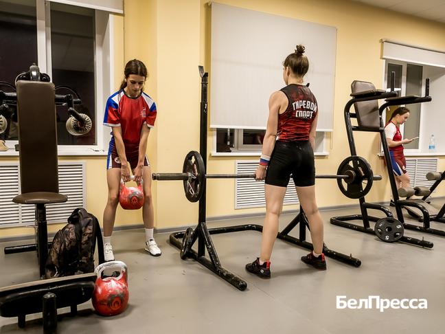 Поднять, порвать и потолкать. Как в Белгороде тренируются гиревики - Изображение 