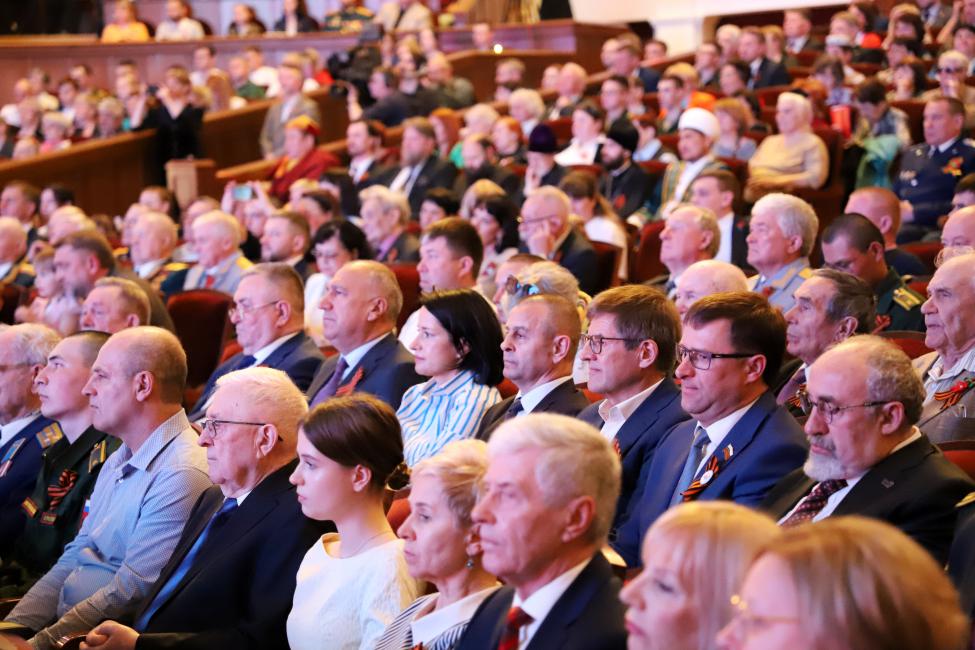Среди участников торжественного собрания - депутаты регионального парламента, фото Александры Федотовой