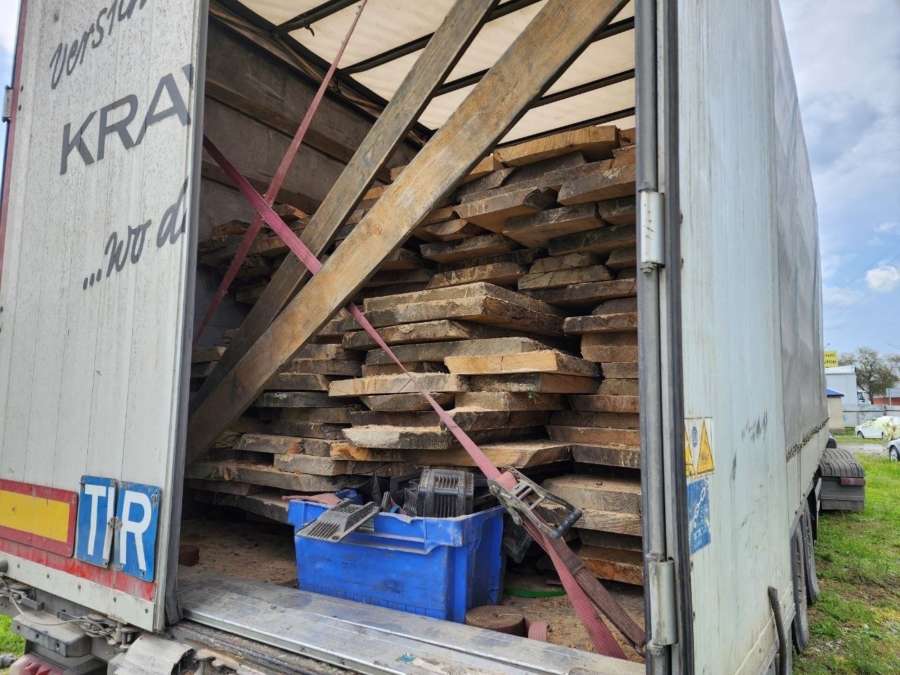 Фото незаконная перевозка хлеба. Пассажироперевозки нелегалы. Транспортировка древесины. Незаконная перевозка. Незаконная перевозка.