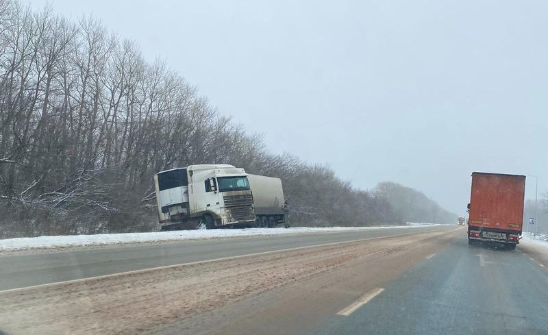 Под сызранью. Трасса м5. Фура на дороге. Фура сложилась. Фура 13.5 метров.