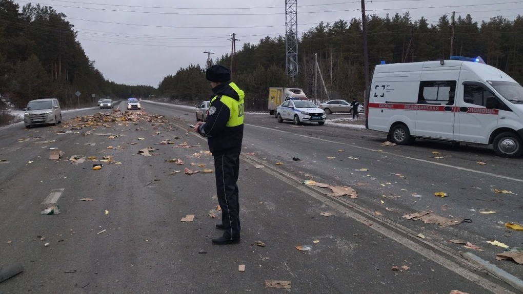 На трассе под Екатеринбургом перевернулась фура с курицей. Погиб человек