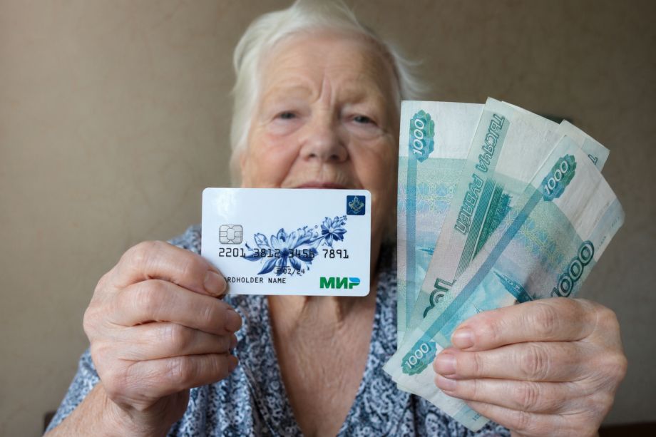 Фото: PRIMPRESS | По 9 500 рублей сверху пенсии: кто получит майскую доплату на карту «Мир»