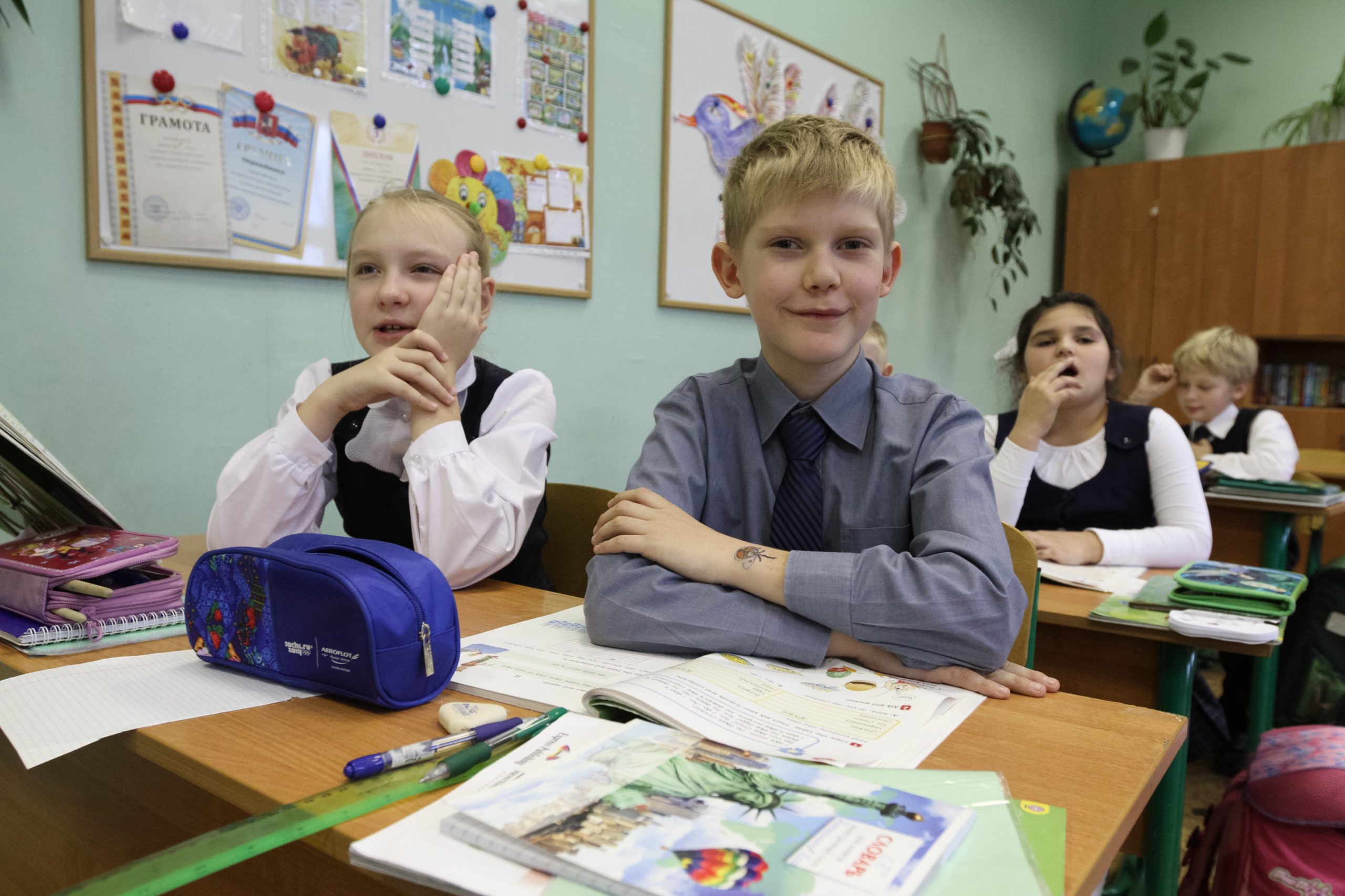 школьник с рюкзаком. защита проекта дети. сборы в школу. дети на уроке собирают пазл. первоклассники на уроке.