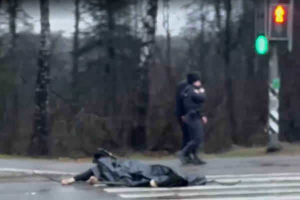 «КАМАЗ» насмерть сбил пешехода-нарушителя у танка на Ленинградке