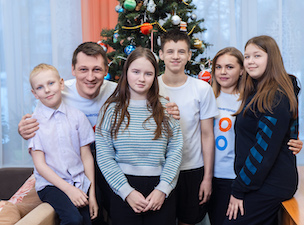 Волонтеры «Газпромнефть-СМ» оснастили бытовой техникой детский дом в Омске