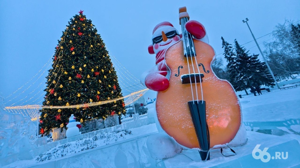 На Плотинке открыли новогодний ледовый городок. Посмотрите, как он менялся последние 10 лет