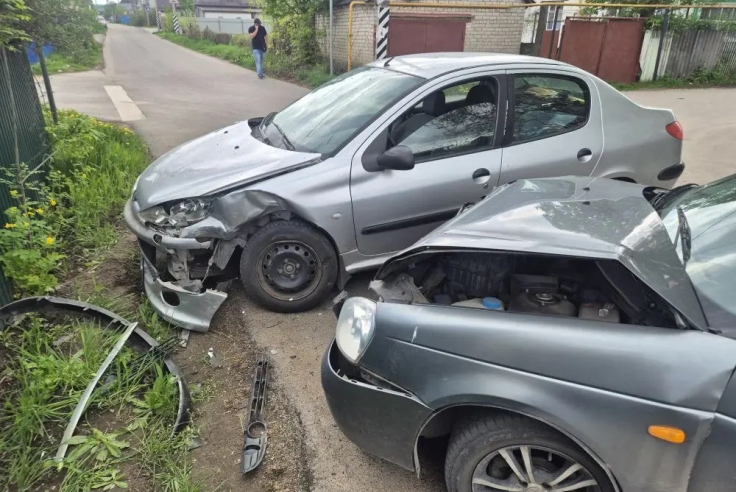 В Липецке в ДТП с Пежо и Приорой пострадали двое взрослых и 6-летняя девочка