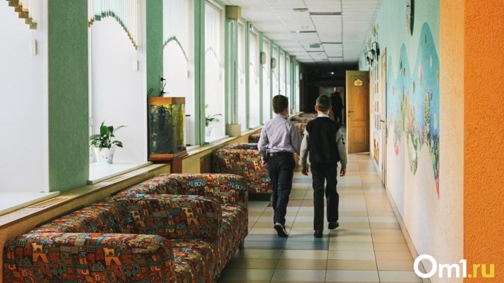 Школе в Омской области присвоено имя бывшего спикера Заксобрания