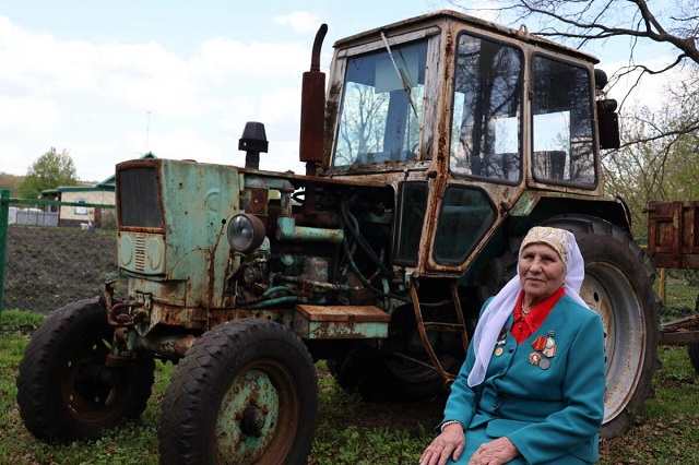 86-летняя труженица тыла из Актанышского района передала трактор в фонд помощи бойцам СВО