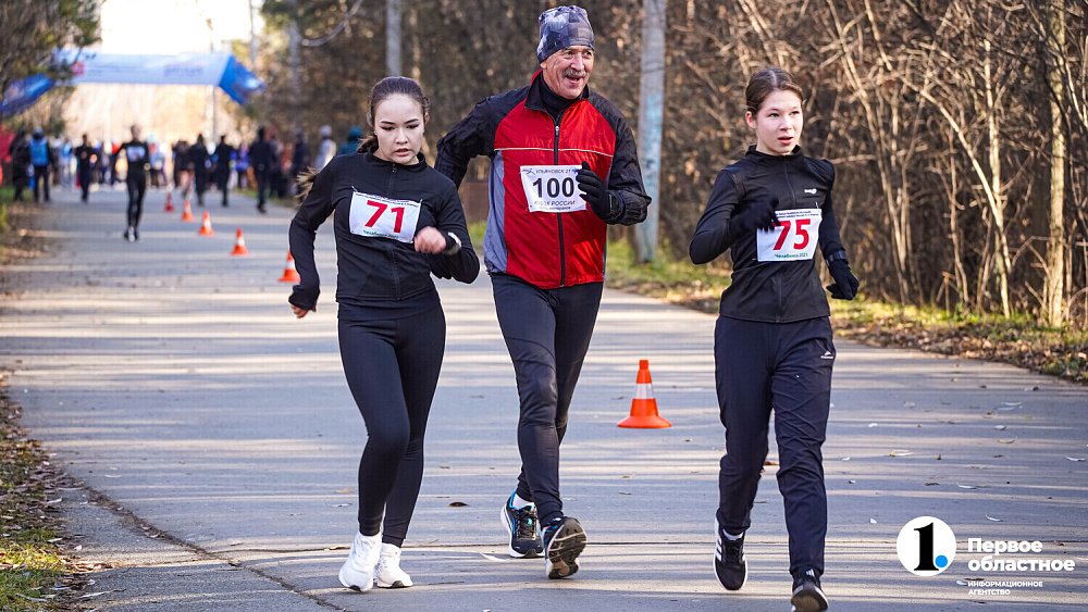 Челябинцы прошагали три километра в городском бору в День ходьбы