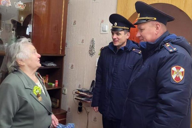 Представители территориального Управления Росгвардии поздравили ветеранов ВОВ с наступающим Днём Победы в Казани