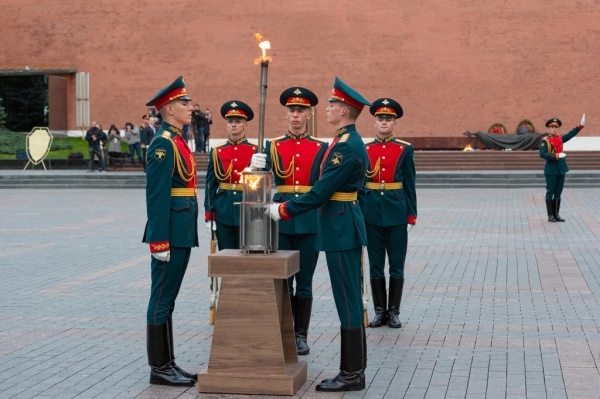 Пламя Вечного огня из Смоленска символически передали в зарубежные страны