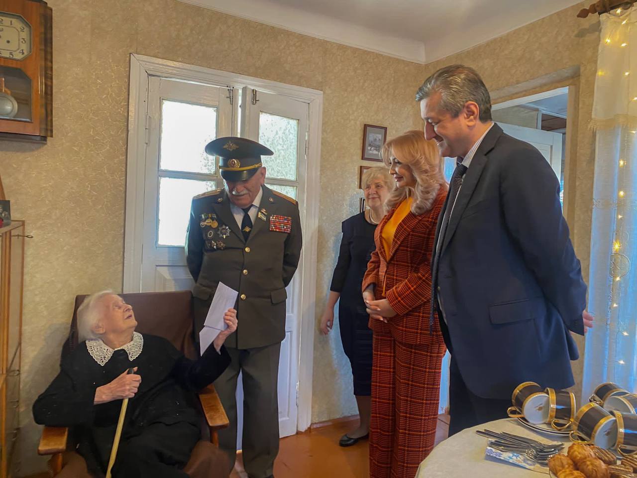 Таймураз Ахохов поздравил со 100-летним юбилеем жительницу Нальчика.