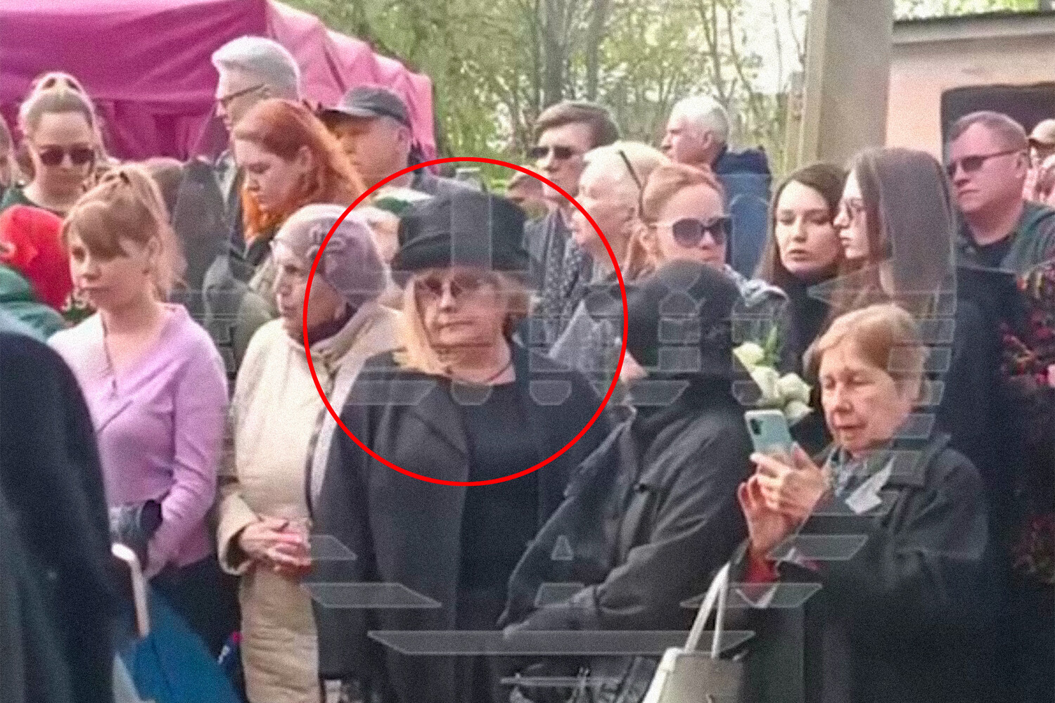 Пугачева последние новости сегодня умерла или жива. Пугачева на похоронах Зайцева. Пугачева на похоронах Юдашкина. Похороны Пугачевой Аллы 2023.