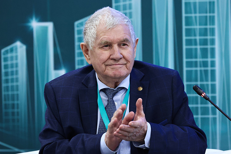 Гендиректор АО «Татнефтехиминвест-холдинг» Рафинат Яруллин — отметил, что особенно остро промышленность нуждается в волоконном ПЭТФе.