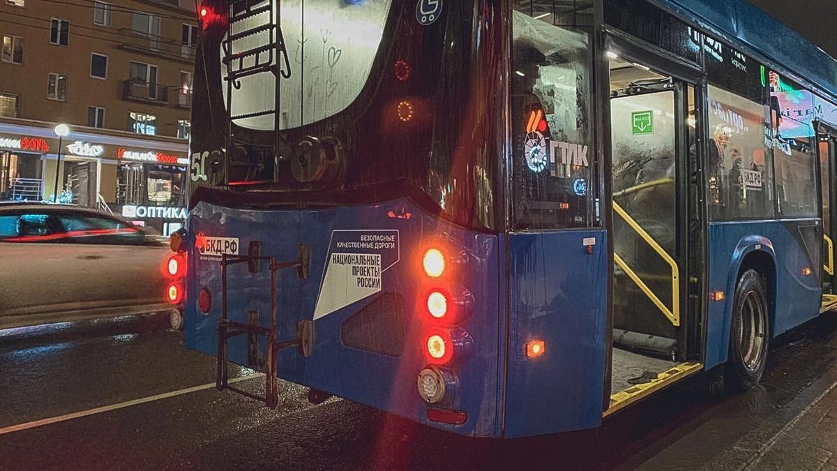 В Омске из салона автобуса выпал подросток