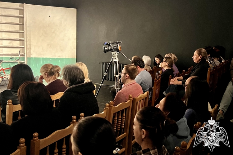 ВО ВЛАДИКАВКАЗЕ СЕМЬИ РОСГВАРДЕЙЦЕВ ПОСЕТИЛИ ТЕАТРАЛЬНОЕ ПРЕДСТАВЛЕНИЕ