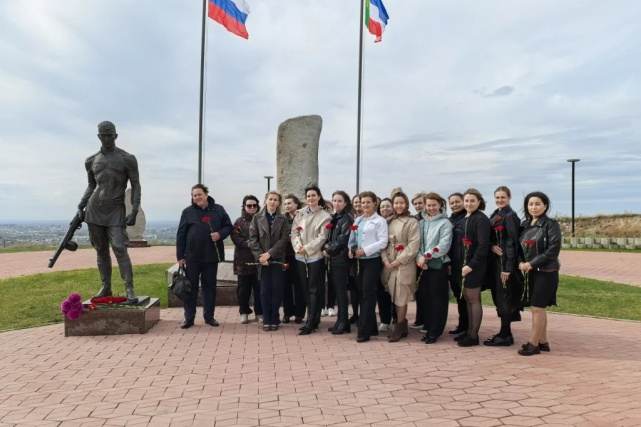 Сотрудники Управления Минюста России по Республике Хакасия посетили Мемориальный комплекс на горе Самохвал, посвященный памяти погибших при защите Отечества