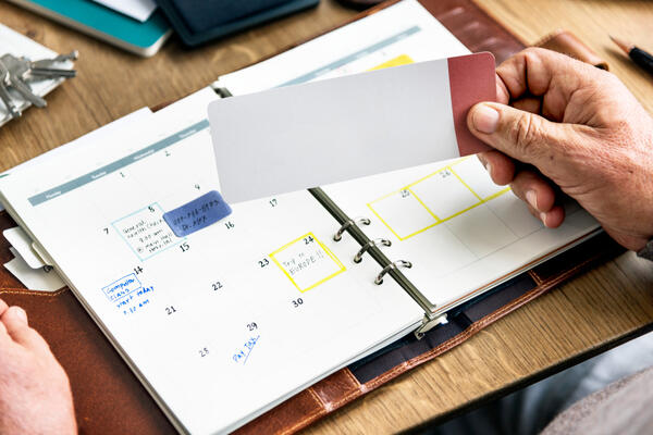 Роструд уточнил, имеет ли право наниматель указывать диапазон окладов в штатном расписании