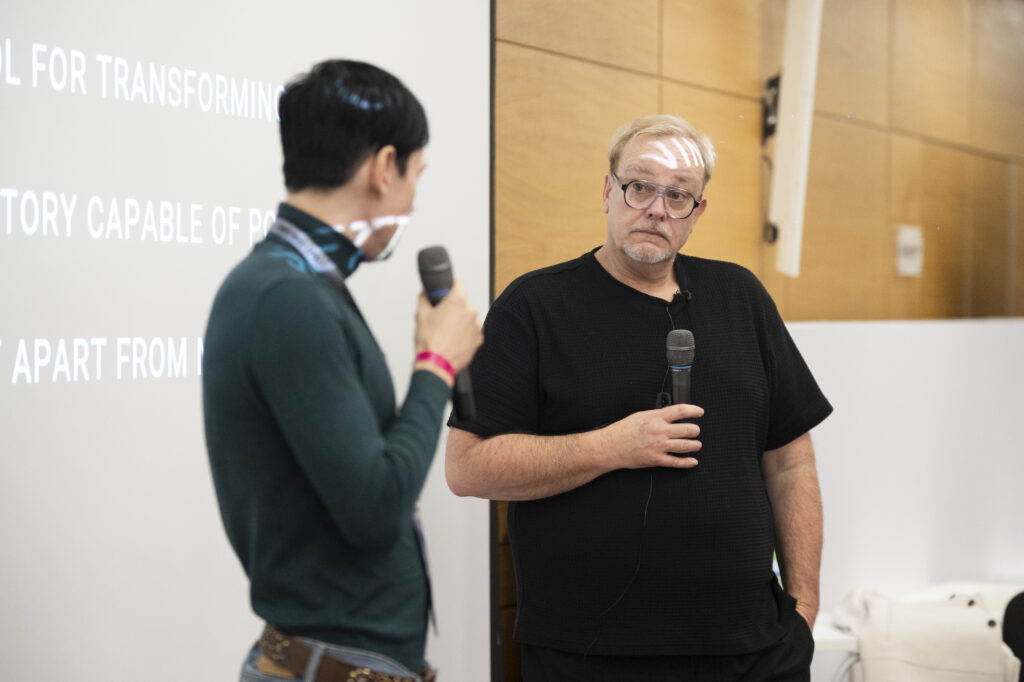 Владислав Ананишнев выступает на интенсиве BRICS+ Fashion Summit. Фото: Фонд моды