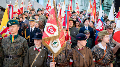Граждане Польши в исторической форме во время мероприятий, посвящённых 75-летию Варшавского восстания