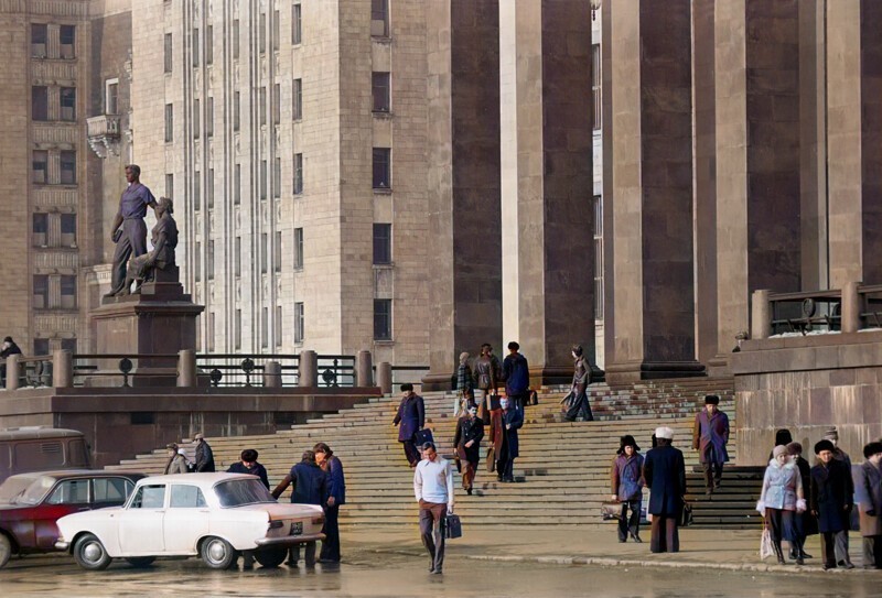 У входа в главное здание МГУ, 1978 год.
