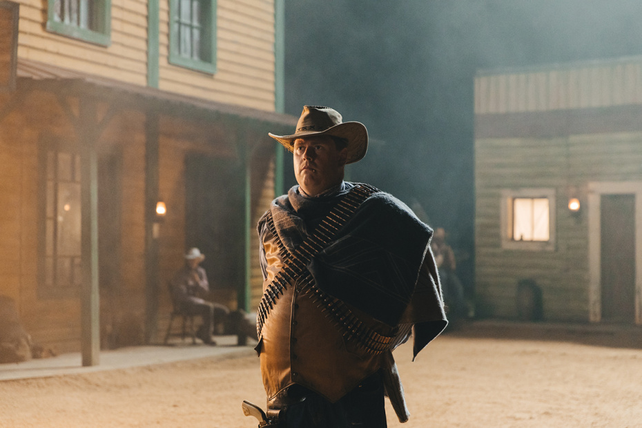 Кадры из фильма «Москва слезам не верит. Всё только начинается», актер Дэниел Барнс