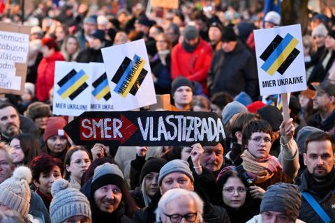 Фицо обвинил Зеленского во вмешательстве во внутренние дела Словакии из-за протестов