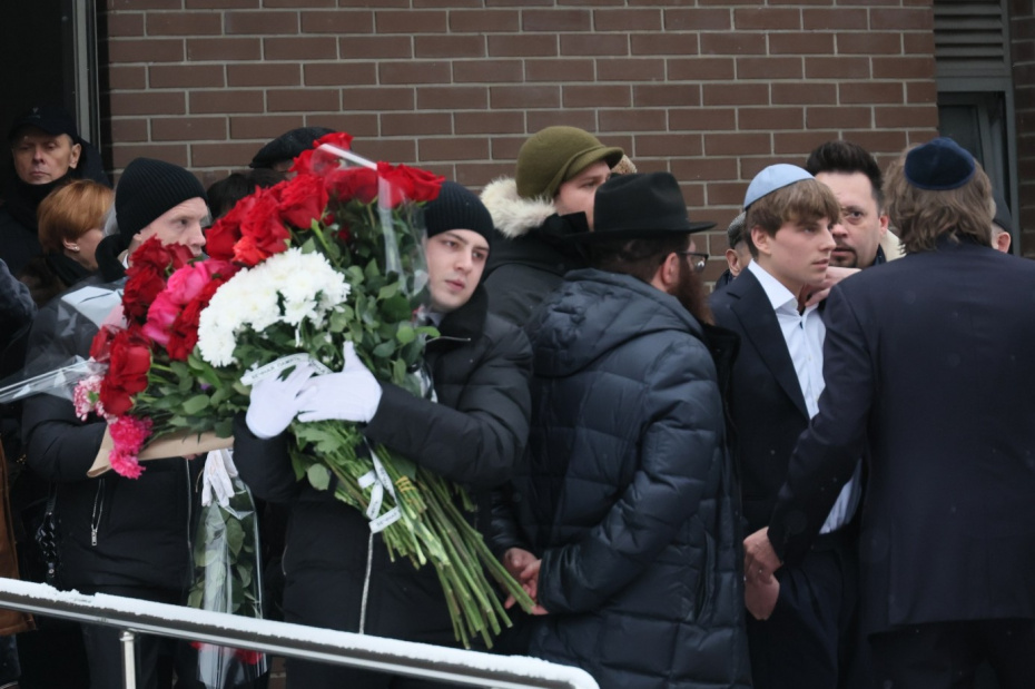 Обстановка возле зала прощания с Иреной Лесневской