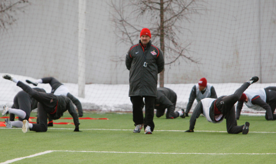 Главный тренер ФК «Спартак» Станислав Черчесов (в центре), 2008 г.