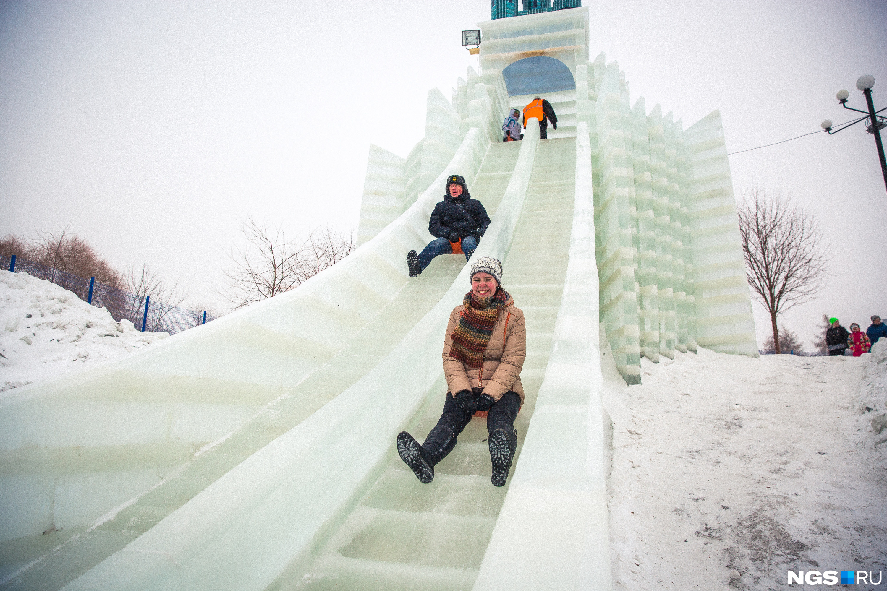ледяной городок новосибирск 2022 на набережной. ледовый городок на михайловской набережной новосибирска. ледяные горки в новосибирске. ледяной городок новосибирск 2021. ледовый городок на михайловской набережной новосибирска.