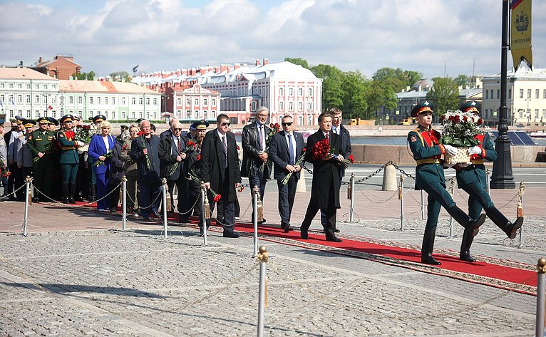 Возложение цветов к памятнику Петру I на Сенатской площади