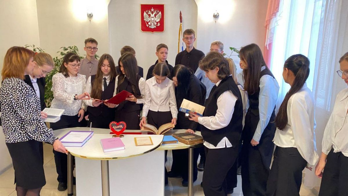 Школьники посетили чернский загс