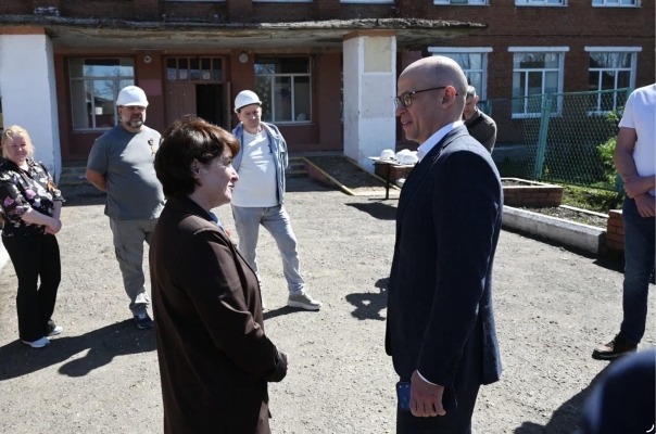 Александр Бречалов проверил ход капитального ремонта социальных объектов в Балезино