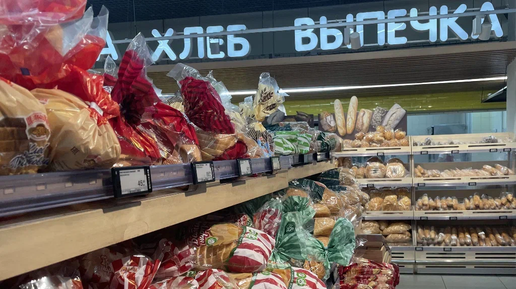Житель Клинцов вынес из двух магазинов продукты на семь тысяч рублей