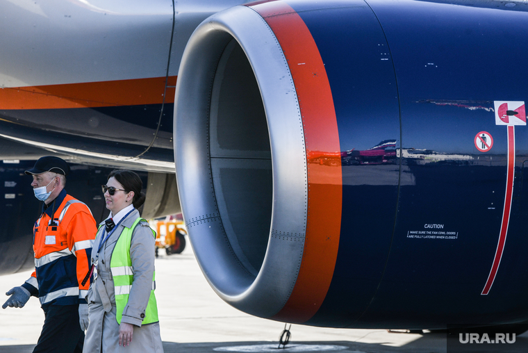 Место пассажира в самолете аэрофлот. Самолёт аэрофлот российские авиалинии. Бортпроводник мужчина аэрофлот. Аэрофлот пассажиры. Самолет аэрофлот.