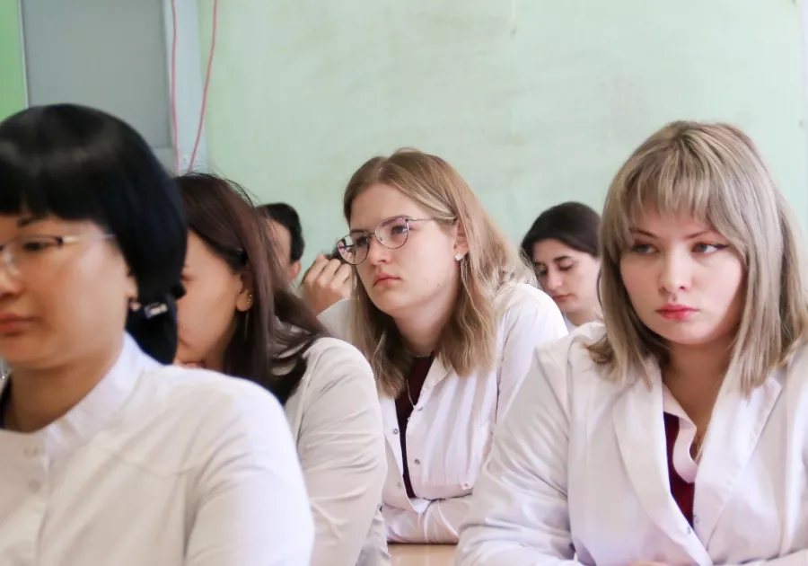 Юрий Тен передает опыт студентам