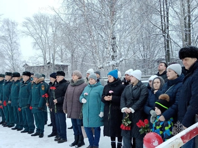 В Новой Ляле открыли мемориальную доску погибшему на СВО спасателю