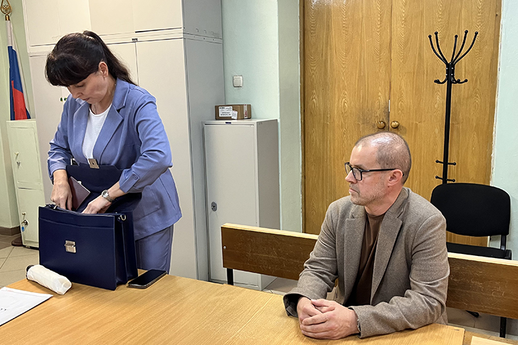 Первые слушания по делу Тимуцы прошли на той неделе, подсудимый пришел, что называется, своим ходом и выглядел максимально сконцентрированным и совсем неулыбчивым. Был он в компании адвоката Оксаны Исаевой